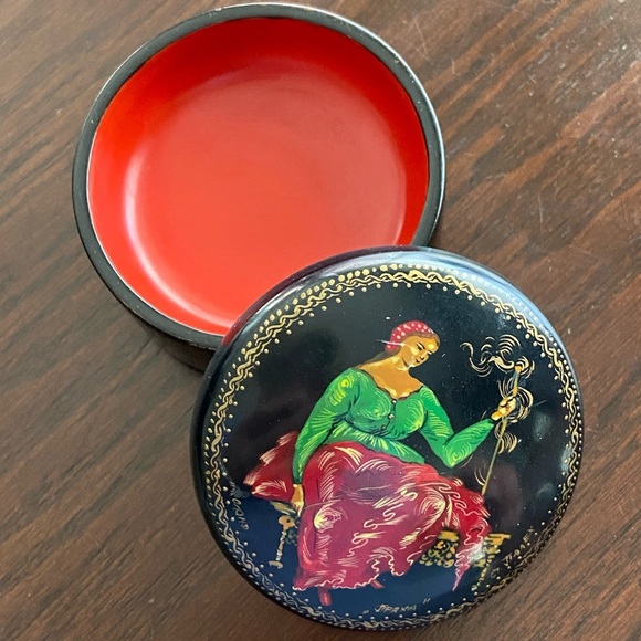 Vintage Russian Lacquer Trinket Box Hand Painted Artist Signed - Picture 10 of 14